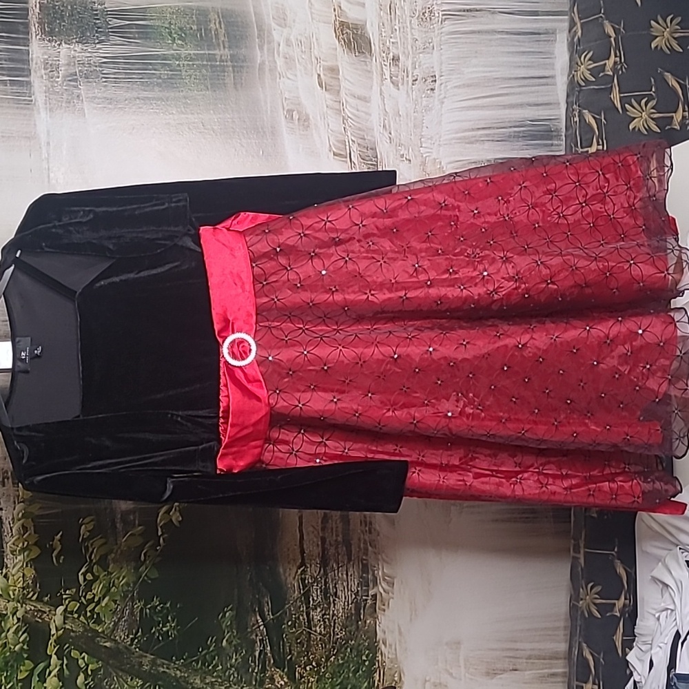 Iz Amy Byer Girls 14 Beautiful red black holiday formal sparkly dress
